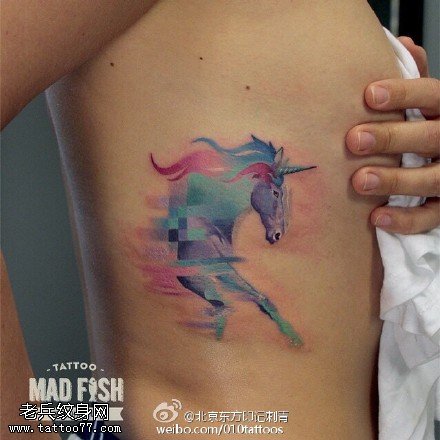 测腹水彩的独角兽纹身图案