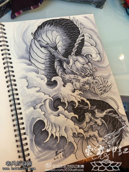 手稿逼真的龙纹身图案