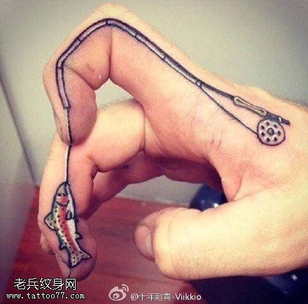 手指上的钓鱼杆纹身图案