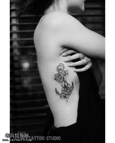 侧腹的玫瑰船锚纹身图案