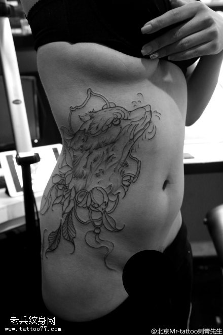 腹部点刺的狼纹身图案