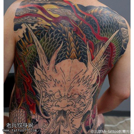 满背的龙纹身图案