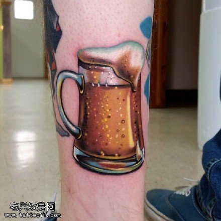 小腿上的酒纹身图案