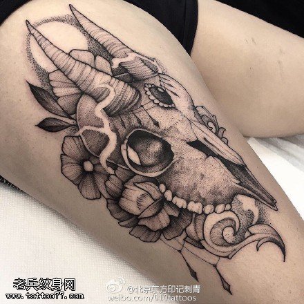 大腿的羊骨纹身图案