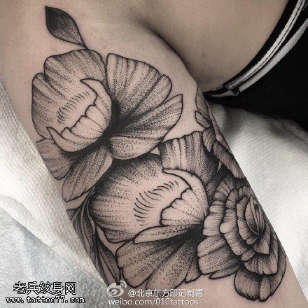 小腿逼真的花卉纹身图案