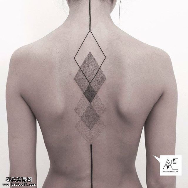 背部点刺三角纹身图案