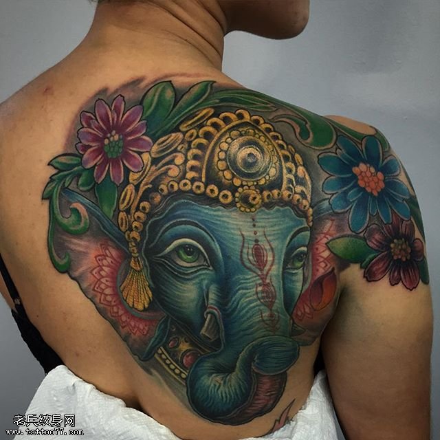 背部水彩大象纹身图案