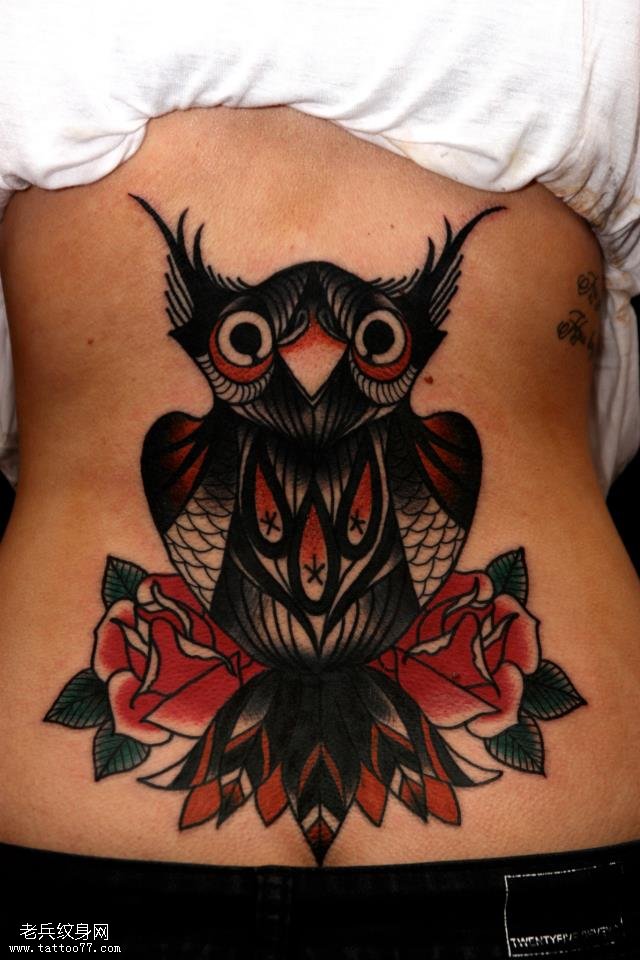 腰部的乌鸦纹身图案