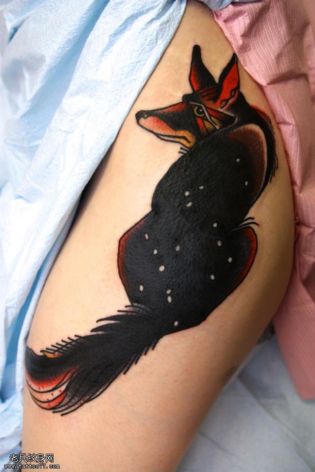 臀部的黑豹纹身图案