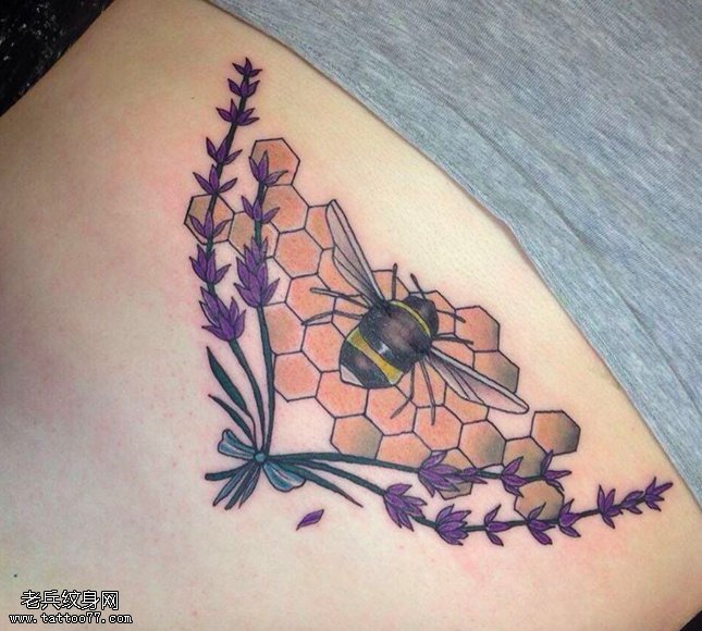腰部的蜜蜂纹身图案