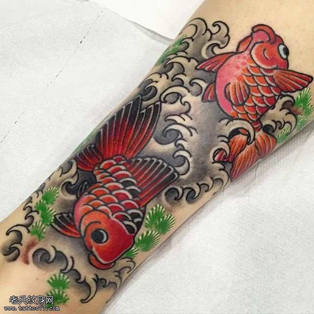 小腿上两条金鱼纹身图案