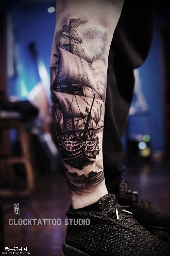 小腿上复古的帆船纹身图案
