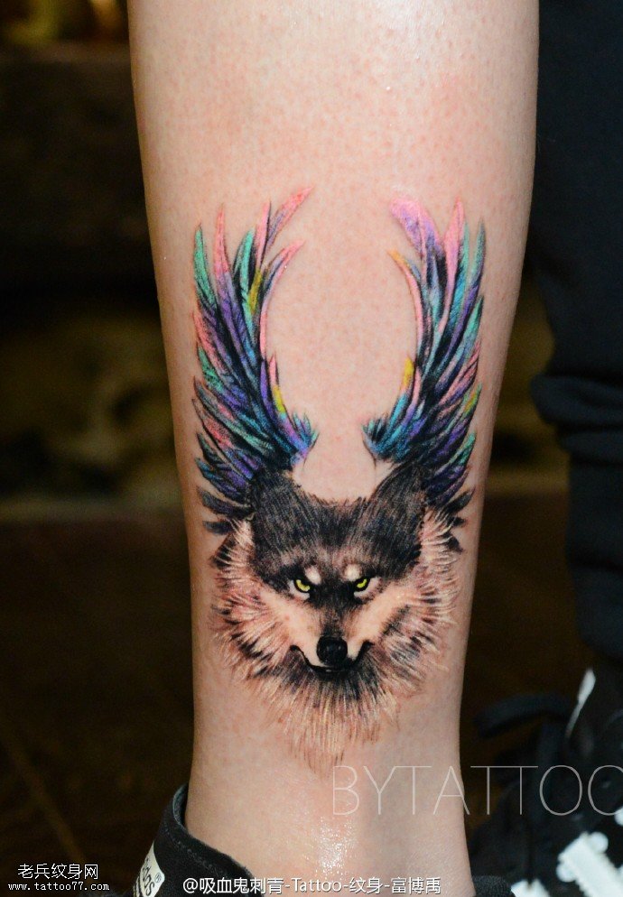 脚腕上带翅膀的狼纹身图案