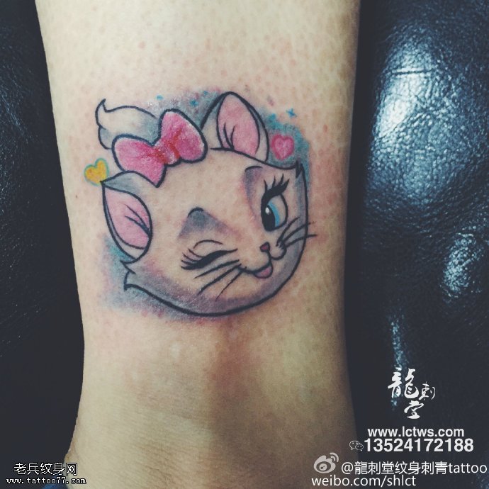 脚腕上的小花猫纹身图案