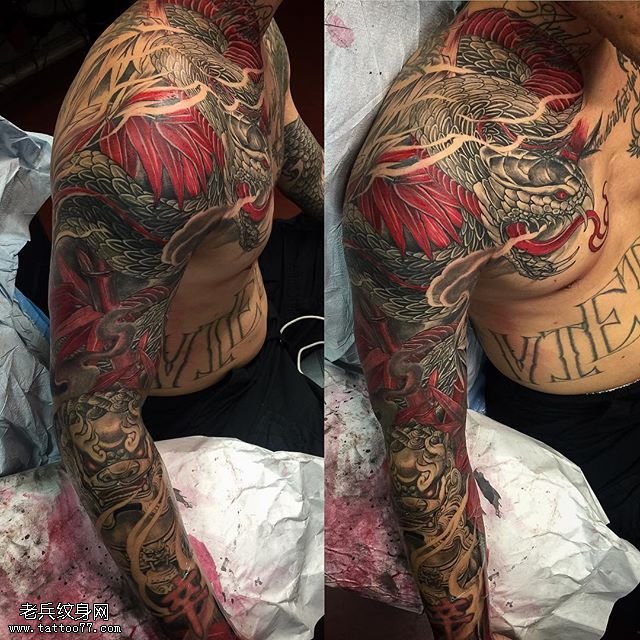 肩部一条大蟒蛇纹身图案