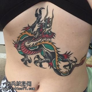腹部一条小青龙纹身图案