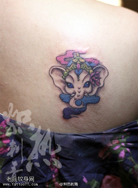 肩膀美丽的小象纹身图案