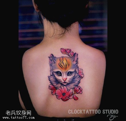 背部漂亮的小狐狸纹身图案