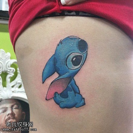 腹部的史迪奇纹身图案