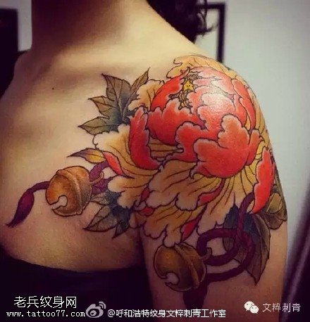 肩部的牡丹纹身图案
