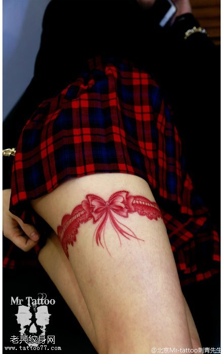 大腿上的红色蝴蝶结纹身图案