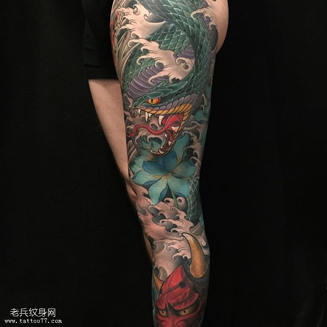 腿部彩绘蛇般若纹身图案