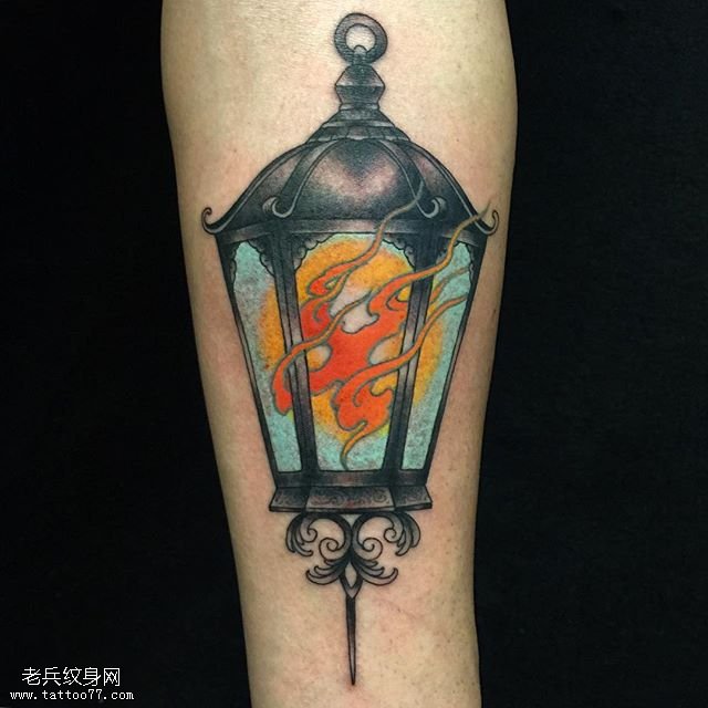 腿部的灯笼纹身图案