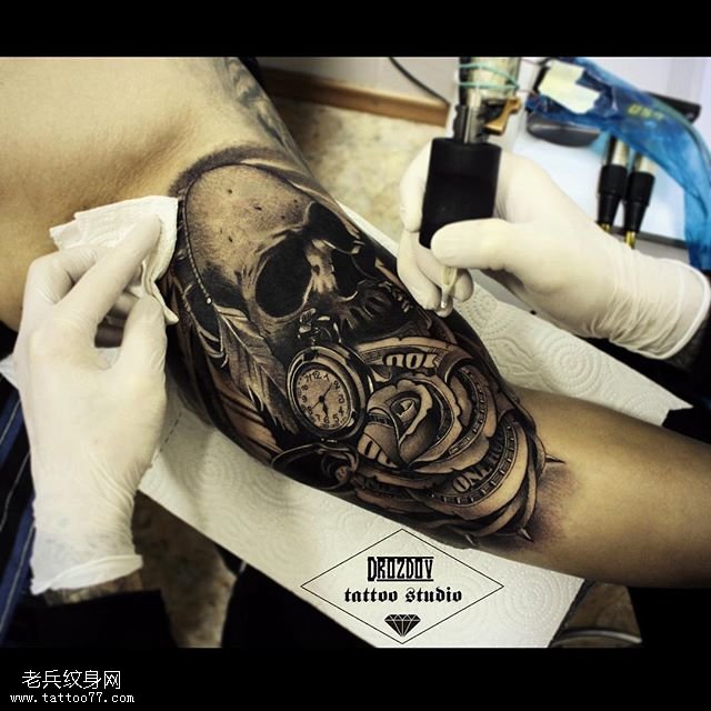 胳膊的酷酷时光表纹身图案