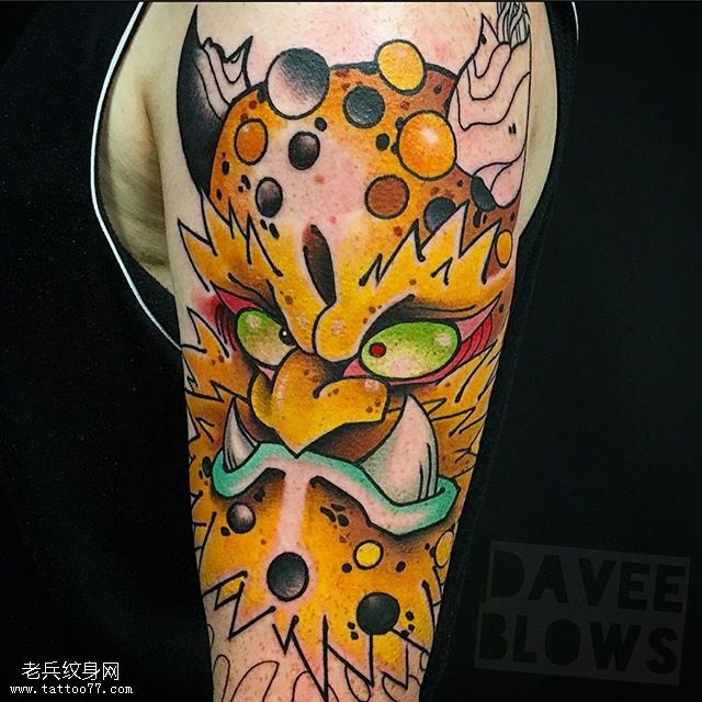 肩部彩绘卡通老虎纹身图案