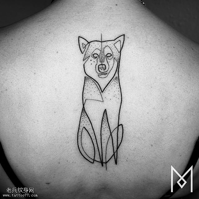 背部点刺的狗狗纹身图案