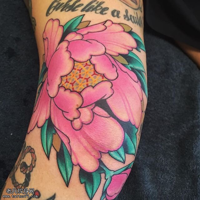 腿部的大牡丹纹身图案