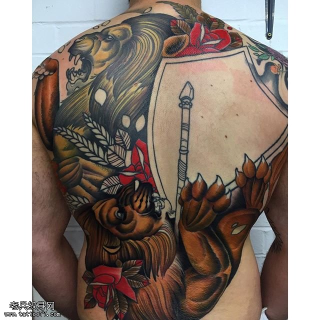 背部的狮王纹身图案