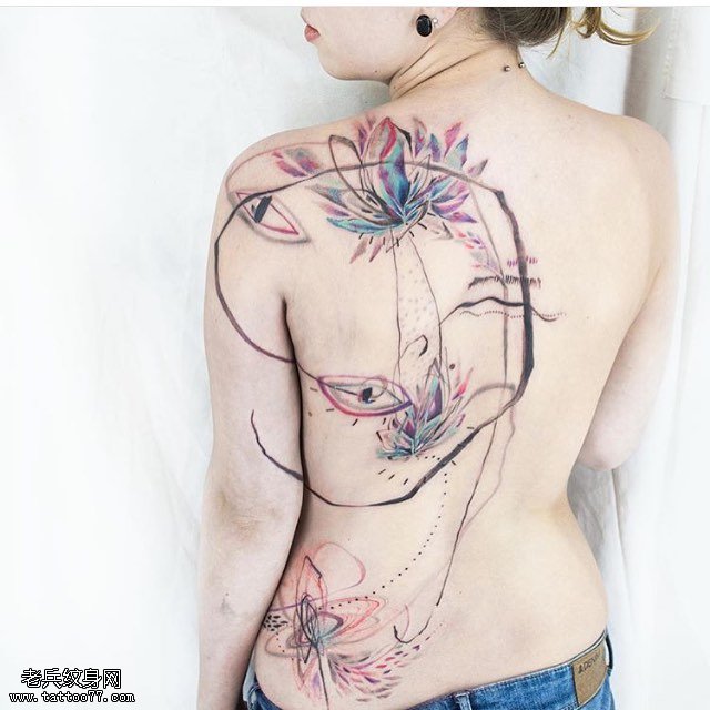 背部水彩荷花纹身图案