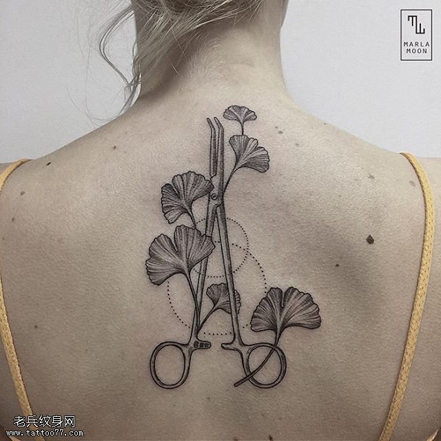 背部的银杏叶纹身图案