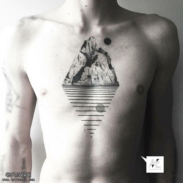 胸膛上的一座山纹身图案