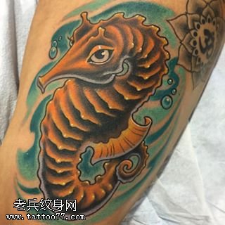 腿部彩绘的翼龙纹身图案