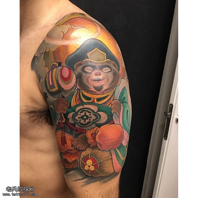 肩部的猴子纹身图案