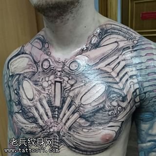 胸膛上的3D骨架纹身图案