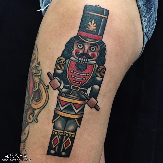 大腿上搞怪的国王纹身图案