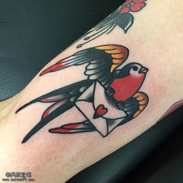 大腿的报信的鸟儿纹身图案