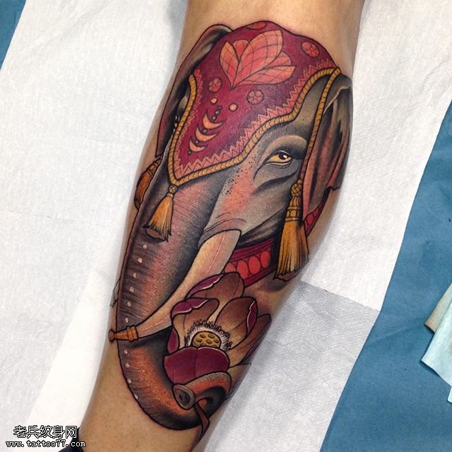 小腿上喜庆的象神纹身图案