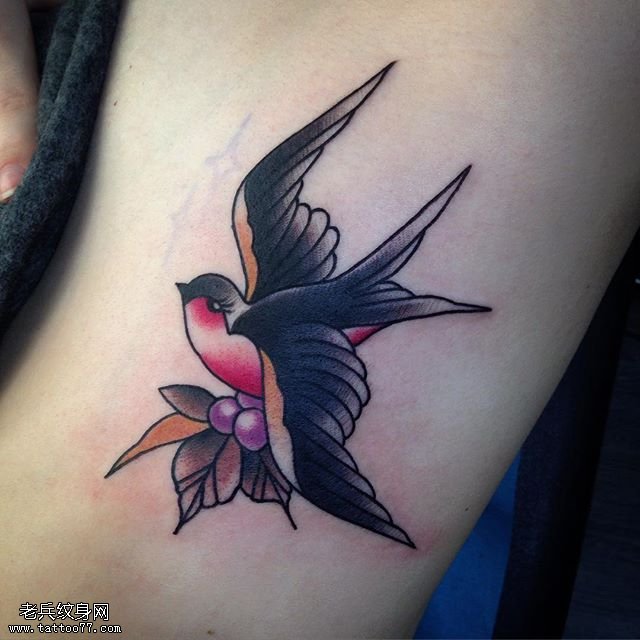 腿上的燕子纹身图案