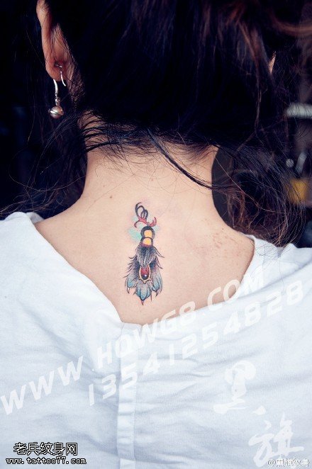 背部彩绘的猫爪纹身图案