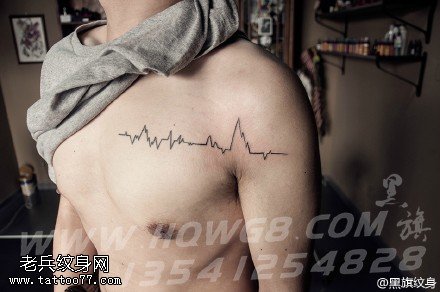 肩部的心电图纹身图案