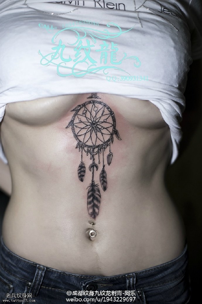 胸间经典的捕梦网纹身图案