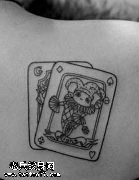 背部黑白扑克纹身图案