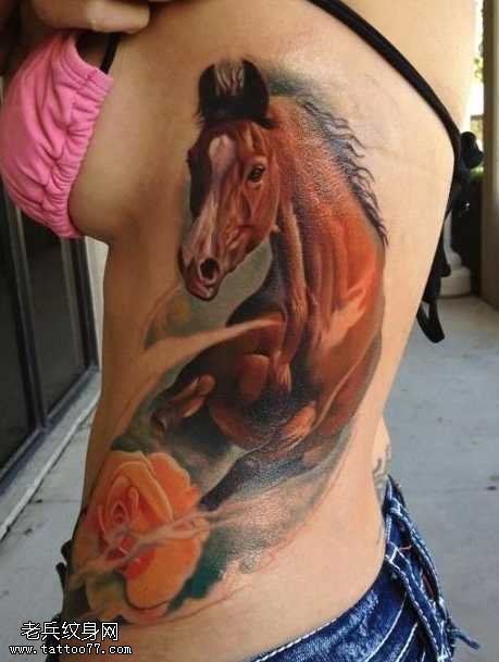 漂亮的粉色玫瑰骏马图纹身图案