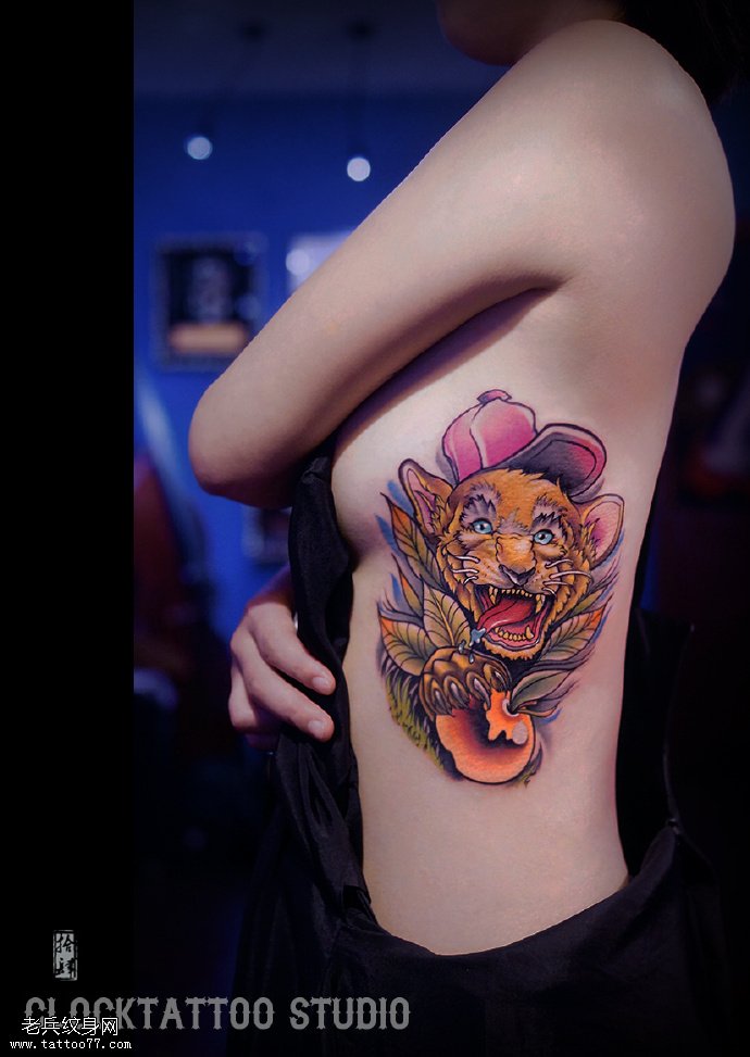 侧背的老虎纹身图案
