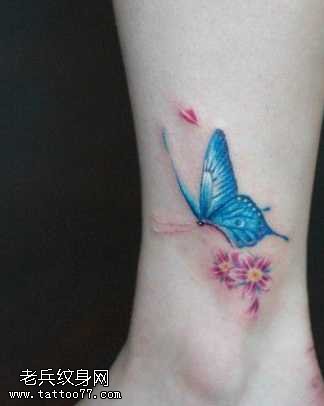 腿部小巧的蝴蝶纹身图案