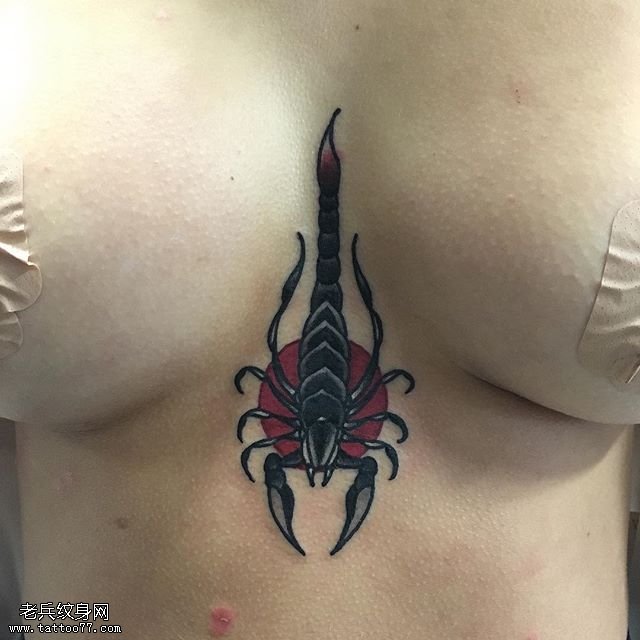 胸间的一条蝎子纹身图案